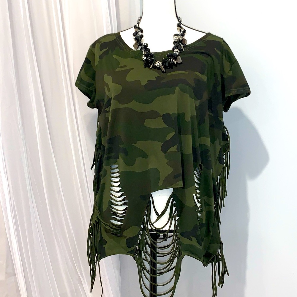 Meggie high class chic camo cut out distress top women’s size large